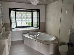 helles großes Badezimmer helles großes Badezimmer