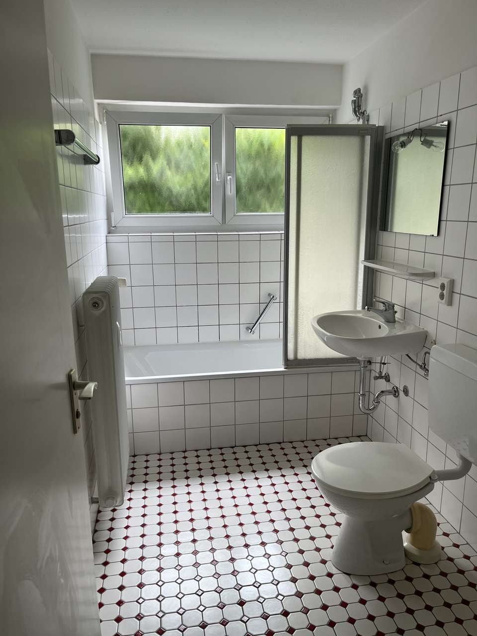 Tageslichtbad mit Wanne und WC Tageslichtbad mit Wanne und WC