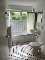 Tageslichtbad mit Wanne und WC Tageslichtbad mit Wanne und WC