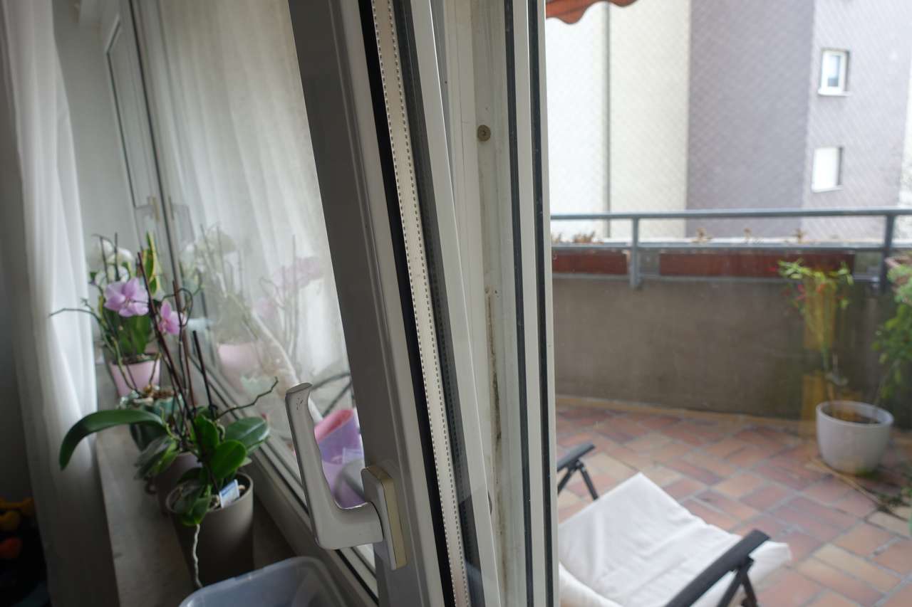 sonniger Balkon mit Markise sonniger Balkon mit Markise