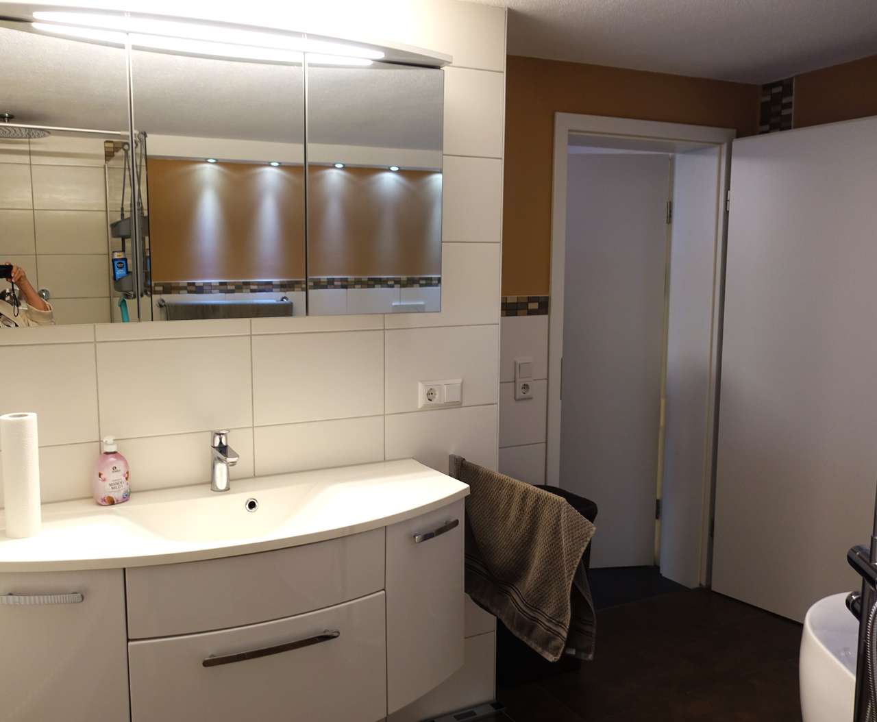 Waschbecken und WC 1.OG WE2 Waschbecken und WC 1.OG WE2